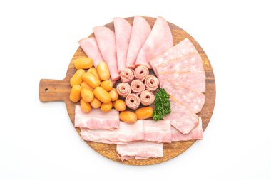 pastırma, sosis, jambon füme ve beyaz arka plan üzerinde izole Barbekü domuz pastırması