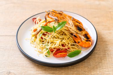 ızgara karides ve domates - İtalyan Füzyon gıda tarzı ile tavada kızartılmış spagetti