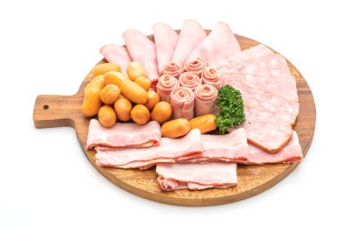pastırma, sosis, jambon füme ve beyaz arka plan üzerinde izole Barbekü domuz pastırması