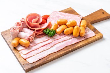 pastırma, sosis, jambon füme ve barbekü pastırma ahşap tahta üzerinde