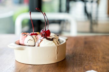 pişmiş hatmi ve dondurma kase ile çikolatalı kek