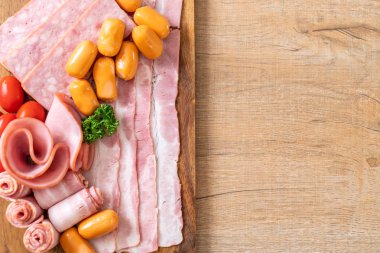 pastırma, sosis, jambon füme ve barbekü pastırma ahşap tahta üzerinde