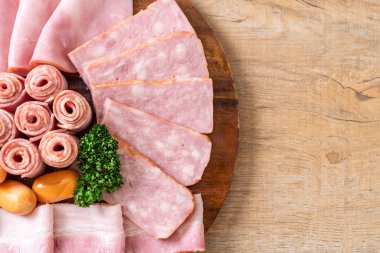 pastırma, sosis, jambon füme ve barbekü pastırma ahşap tahta üzerinde