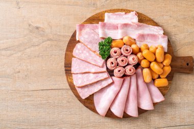 pastırma, sosis, jambon füme ve barbekü pastırma ahşap tahta üzerinde