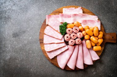 pastırma, sosis, jambon füme ve barbekü pastırma ahşap tahta üzerinde