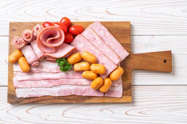 pastırma, sosis, jambon füme ve barbekü pastırma ahşap tahta üzerinde