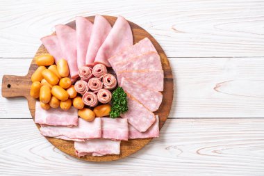 pastırma, sosis, jambon füme ve barbekü pastırma ahşap tahta üzerinde