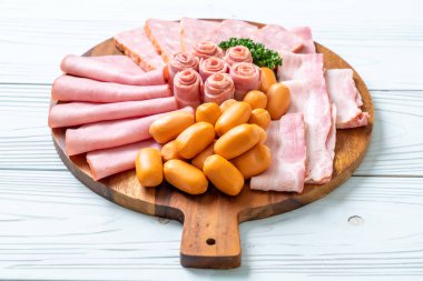 pastırma, sosis, jambon füme ve barbekü pastırma ahşap tahta üzerinde