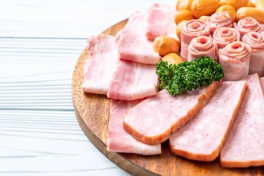 pastırma, sosis, jambon füme ve barbekü pastırma ahşap tahta üzerinde
