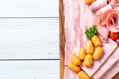 pastırma, sosis, jambon füme ve barbekü pastırma ahşap tahta üzerinde