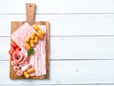pastırma, sosis, jambon füme ve barbekü pastırma ahşap tahta üzerinde