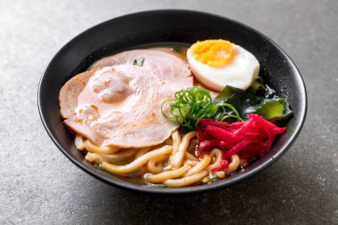 Baharatlı miso udon ramen noodle ile domuz eti - Japon gıda tarzı