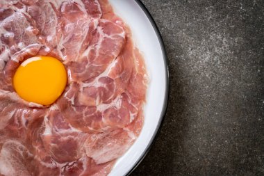 taze dilimlenmiş domuz ham yumurta pişirme veya shabu shabu ve sukiyaki yapma ile