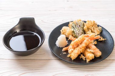 karides tempura (hırpalanmış kızarmış karides) sebze - Japon gıda tarzı