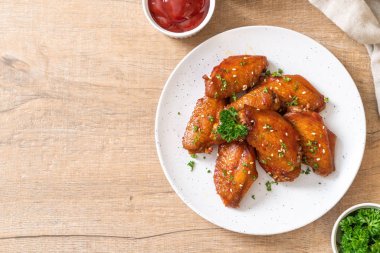 Beyaz susamlı ızgara tavuk kanadı.