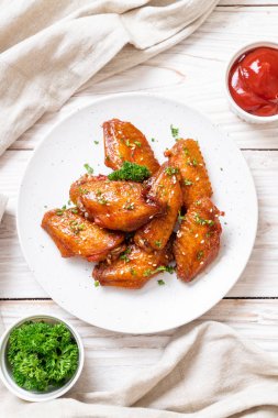 Beyaz susamlı ızgara tavuk kanadı.