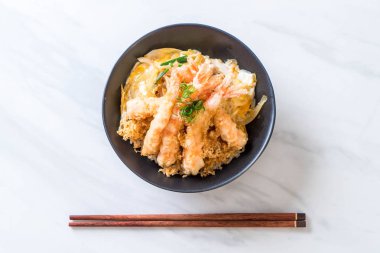 kızarmış karides tempura üzerinde beyaz surat - Japon yemekleri stil tepesinde