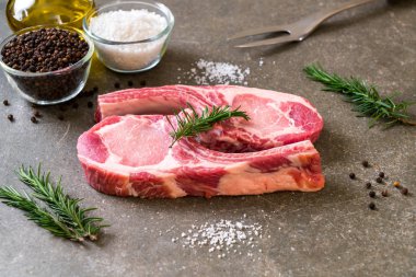 taze domuz pirzolası ham madde ile