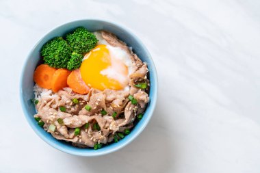 Donburi, domuz eti Pilav kasesi onsen yumurta ve sebze - Japon gıda tarzı
