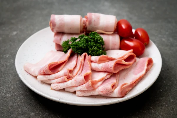 Çiğ domuz pastırma tabağa dilimlenmiş