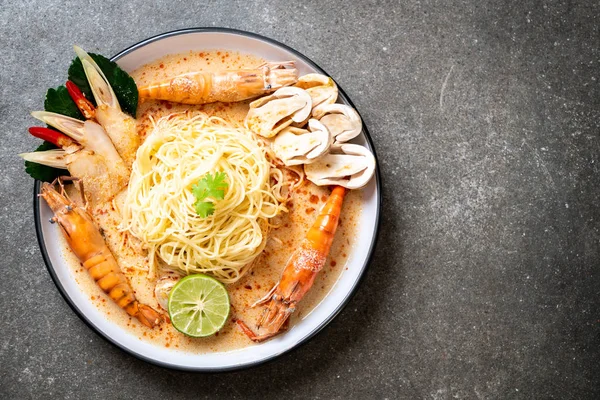 Baharatlı karides spagetti makarna (Tom Yum Goong) - İtalyan Füzyon gıda tarzı
