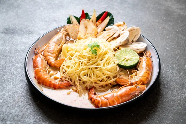 Baharatlı karides spagetti makarna (Tom Yum Goong) - İtalyan Füzyon gıda tarzı
