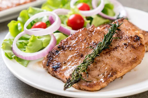 plaka üzerinde sebzeli ızgara domuz biftek