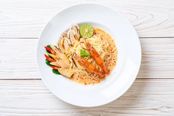 Baharatlı karides spagetti makarna (Tom Yum Goong) - İtalyan Füzyon gıda tarzı