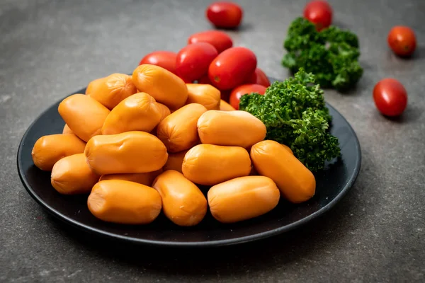 domuz eti kokteyl sosisi plaka üzerinde