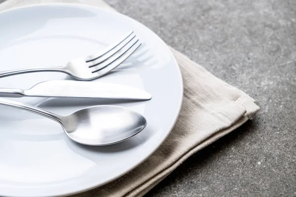 boş tabak kaşık çatal ve bıçak masada