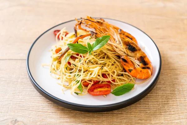 ızgara karides ve domates - İtalyan Füzyon gıda tarzı ile tavada kızartılmış spagetti