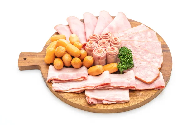 pastırma, sosis, jambon füme ve beyaz arka plan üzerinde izole Barbekü domuz pastırması