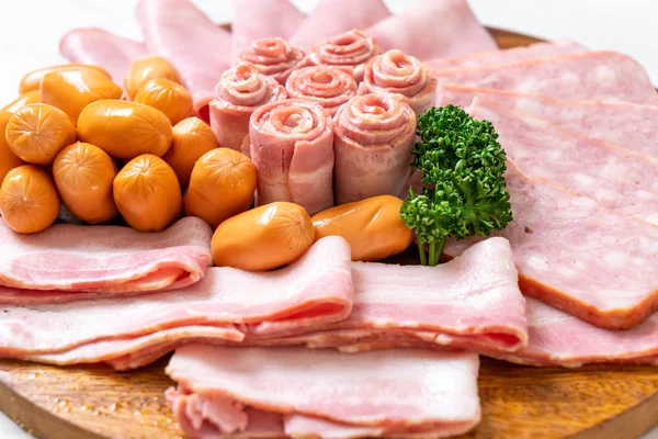 pastırma, sosis, jambon füme ve barbekü pastırma ahşap tahta üzerinde