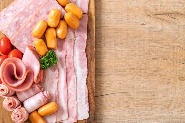 pastırma, sosis, jambon füme ve barbekü pastırma ahşap tahta üzerinde