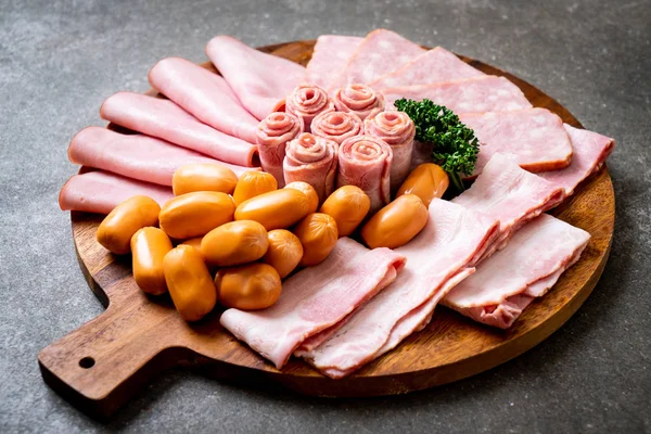 pastırma, sosis, jambon füme ve barbekü pastırma ahşap tahta üzerinde