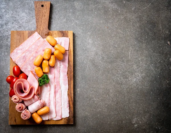 pastırma, sosis, jambon füme ve barbekü pastırma ahşap tahta üzerinde