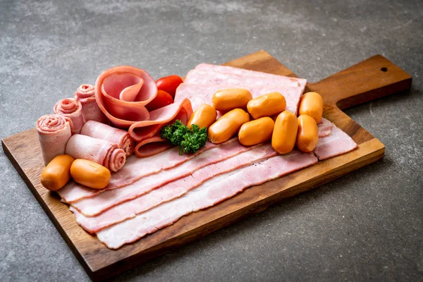 pastırma, sosis, jambon füme ve barbekü pastırma ahşap tahta üzerinde