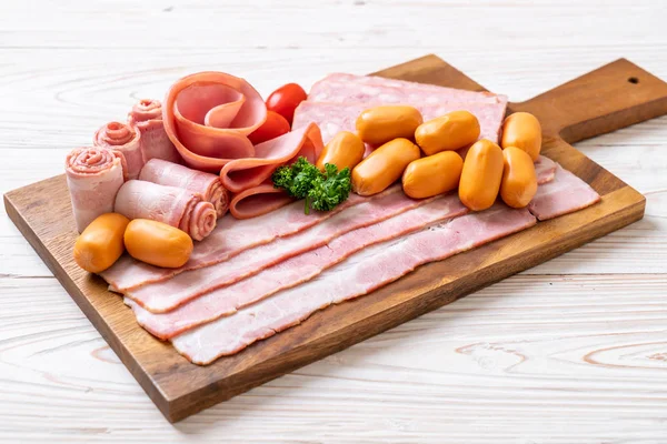 pastırma, sosis, jambon füme ve barbekü pastırma ahşap tahta üzerinde