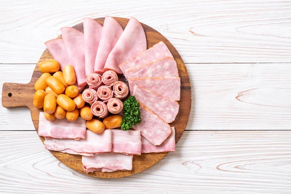 pastırma, sosis, jambon füme ve barbekü pastırma ahşap tahta üzerinde