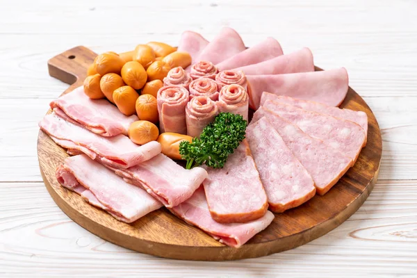 pastırma, sosis, jambon füme ve barbekü pastırma ahşap tahta üzerinde