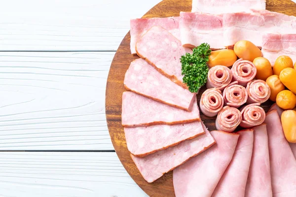 pastırma, sosis, jambon füme ve barbekü pastırma ahşap tahta üzerinde