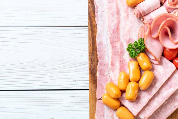 pastırma, sosis, jambon füme ve barbekü pastırma ahşap tahta üzerinde