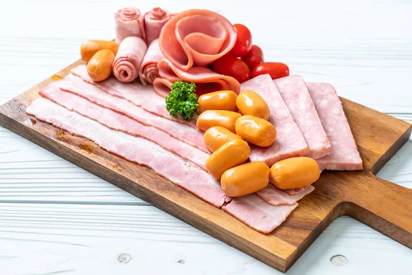 pastırma, sosis, jambon füme ve barbekü pastırma ahşap tahta üzerinde