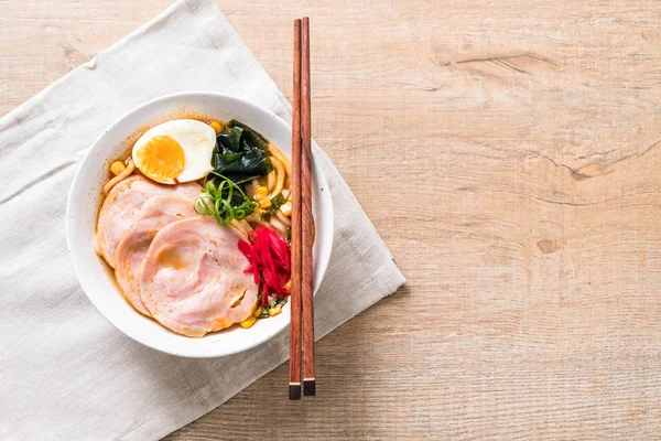Baharatlı miso udon ramen noodle ile domuz eti - Japon gıda tarzı