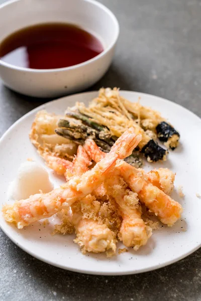 karides tempura (hırpalanmış kızarmış karides) sebze - Japon gıda tarzı