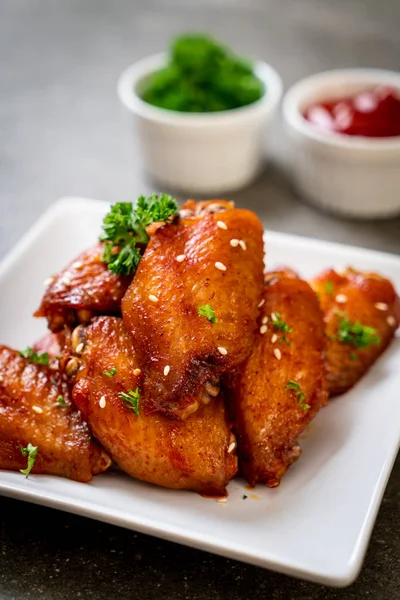 Beyaz susamlı ızgara tavuk kanadı.