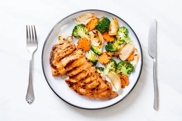 çukurunu tavuk göğsü biftek sebze (brokoli, havuç, soğan ile)