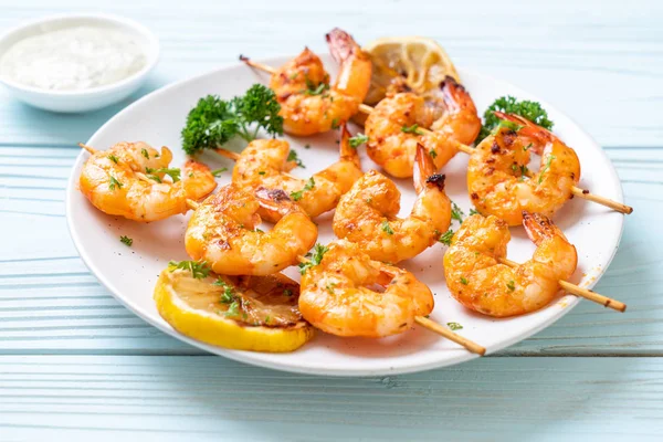 Limon - deniz ürünleri tarzı ile ızgara kaplan karides şiş