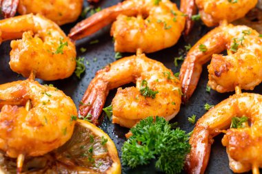 Limon - deniz ürünleri tarzı ile ızgara kaplan karides şiş