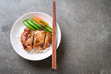 Teriyaki tavuk pilav kasesi - Asya gıda tarzı